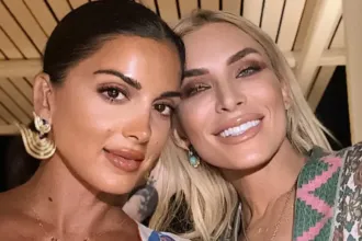 Σταματίνα Τσιμτσιλή και Κατερίνα Καινούργιου χαμογελαστή σε πρόσφατη εμφάνιση.