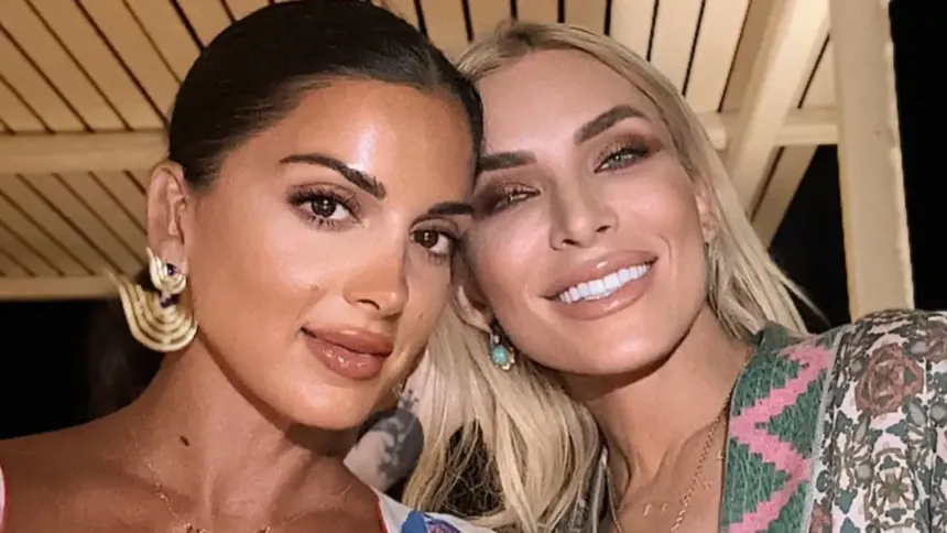 Σταματίνα Τσιμτσιλή και Κατερίνα Καινούργιου χαμογελαστή σε πρόσφατη εμφάνιση.