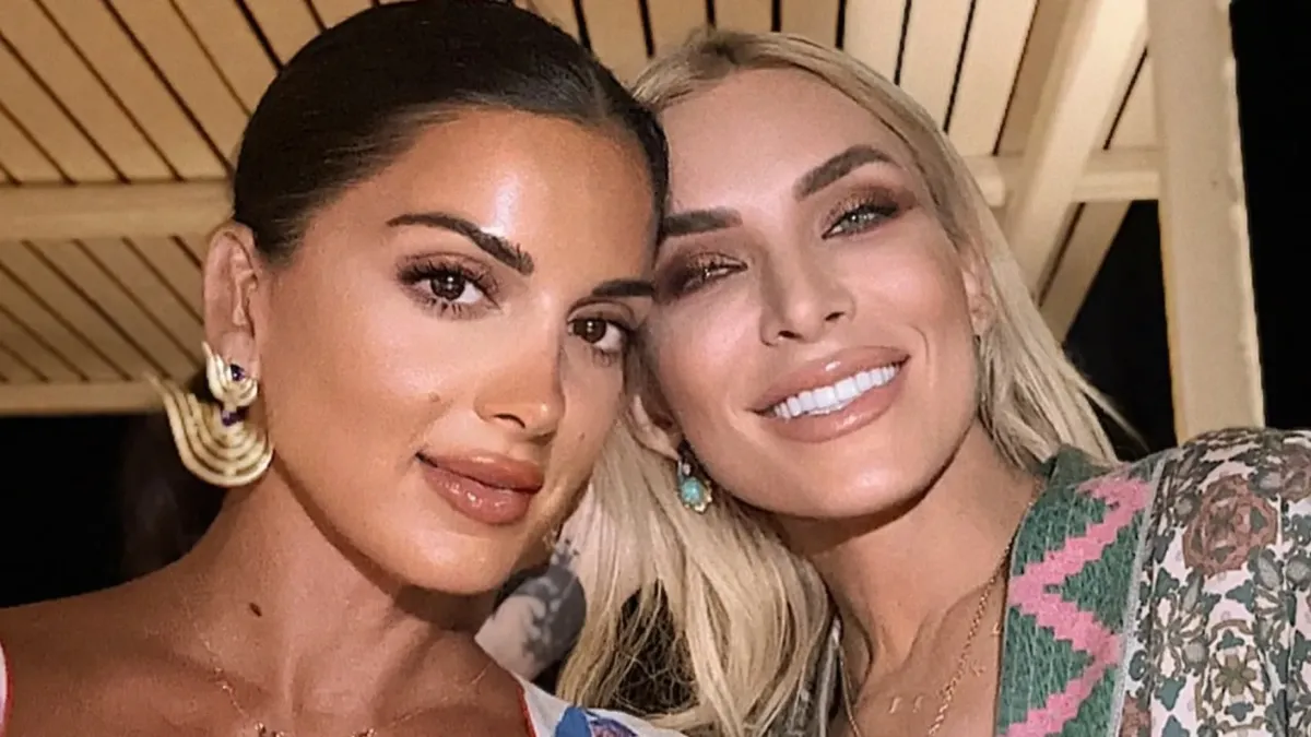 Κατερίνα Καινούργιου: Με τρυφερή ανάρτηση ανακοίνωσε την εγκυμοσύνη της – Η αποκάλυψη της Τσιμτσιλή 1 Σταματίνα Τσιμτσιλή και Κατερίνα Καινούργιου χαμογελαστή σε πρόσφατη εμφάνιση.