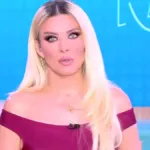 Η Κατερίνα Καινούργιου συγκινημένη στο πλατό μετά την ανακοίνωση της εγκυμοσύνης.