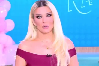 Η Κατερίνα Καινούργιου συγκινημένη στο πλατό μετά την ανακοίνωση της εγκυμοσύνης.