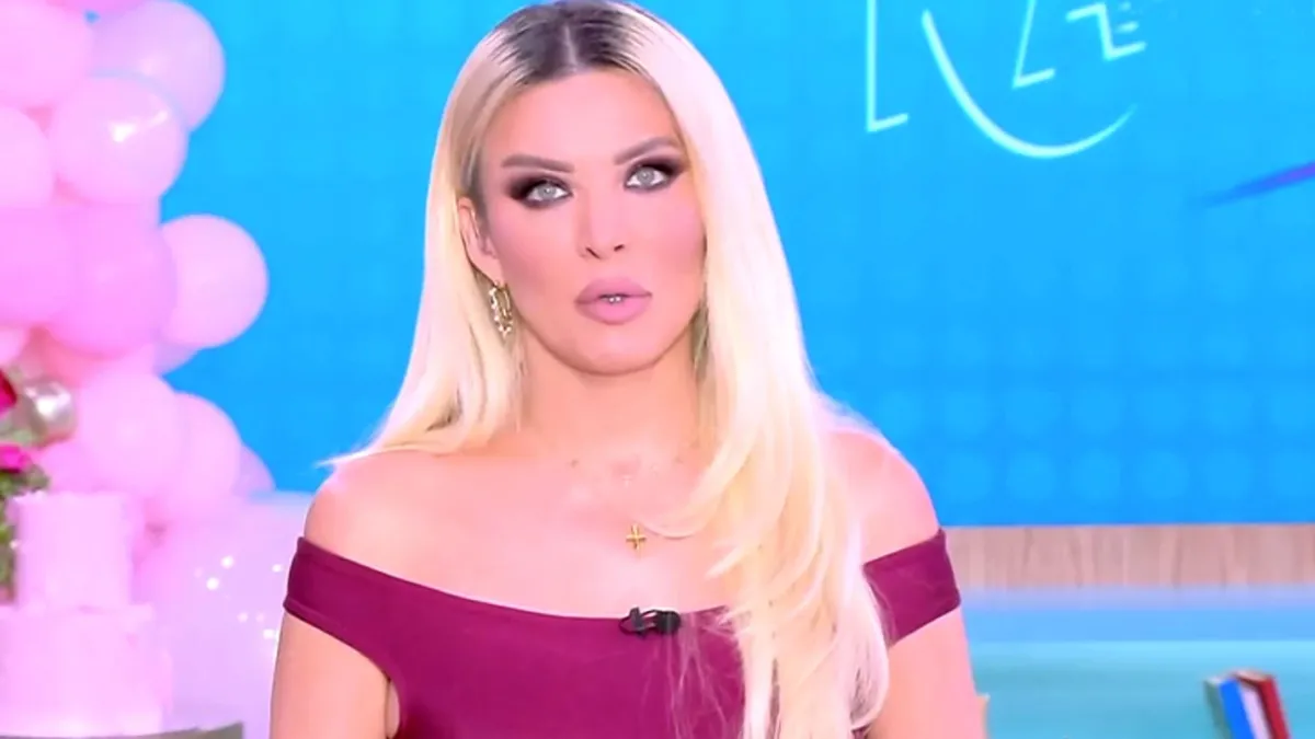 Η Κατερίνα Καινούργιου συγκινημένη στο πλατό μετά την ανακοίνωση της εγκυμοσύνης.