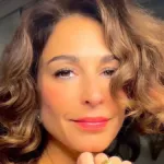 Η Κατερίνα Παπουτσάκη στολίζει το χριστουγεννιάτικο δέντρο με τα παιδιά της.