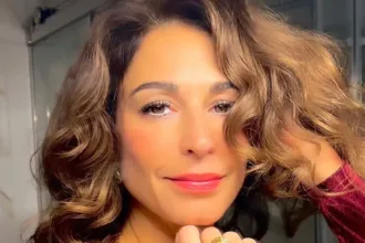 Η Κατερίνα Παπουτσάκη στολίζει το χριστουγεννιάτικο δέντρο με τα παιδιά της.