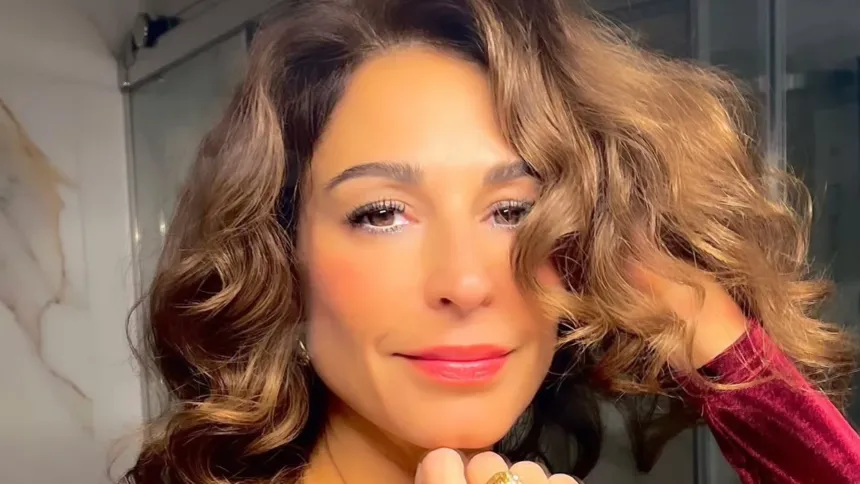 Η Κατερίνα Παπουτσάκη στολίζει το χριστουγεννιάτικο δέντρο με τα παιδιά της.