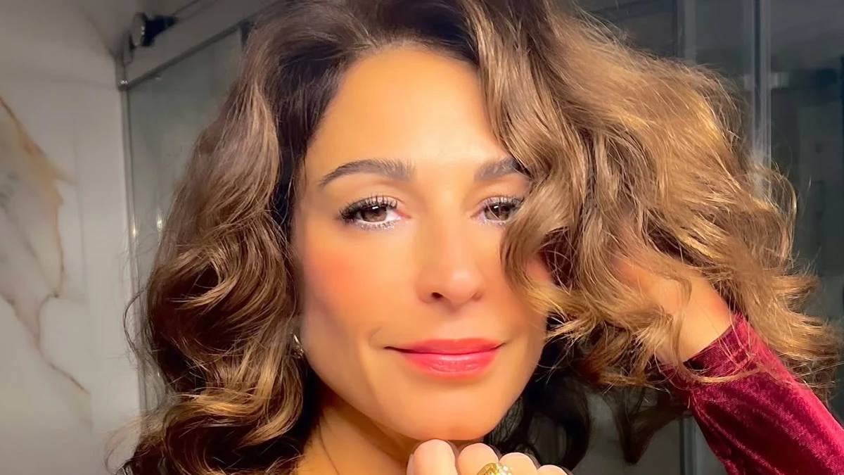 Η Κατερίνα Παπουτσάκη στολίζει το χριστουγεννιάτικο δέντρο με τα παιδιά της.