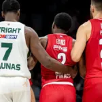 Ο Κίναν Έβανς τραυματισμένος στο ΣΕΦ κατά τη διάρκεια του αγώνα Ολυμπιακός – Ζαλγκίρις