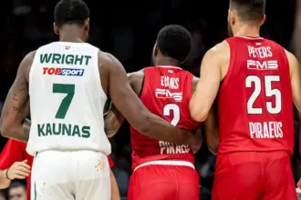 Ο Κίναν Έβανς τραυματισμένος στο ΣΕΦ κατά τη διάρκεια του αγώνα Ολυμπιακός – Ζαλγκίρις