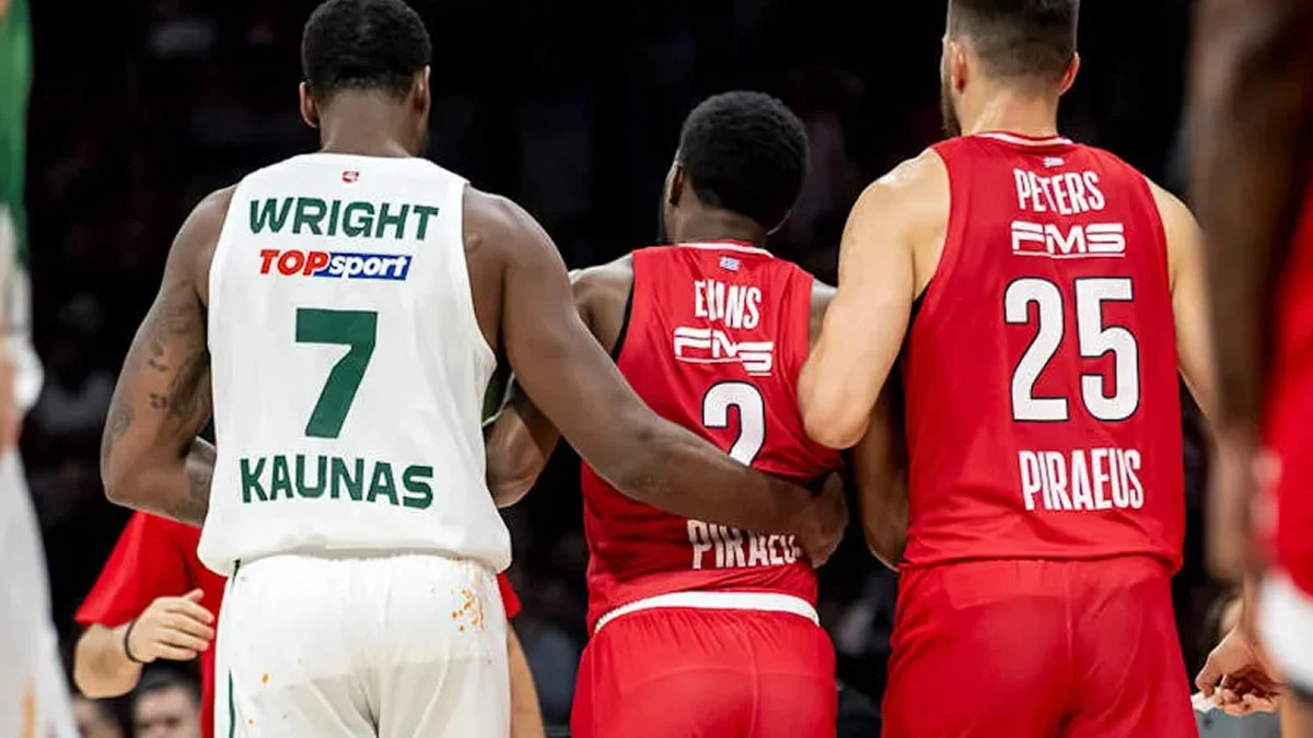 Ο Κίναν Έβανς τραυματισμένος στο ΣΕΦ κατά τη διάρκεια του αγώνα Ολυμπιακός – Ζαλγκίρις