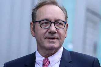 Ο Kevin Spacey αποκαλύπτει ότι ζει χωρίς σπίτι μετά τα σκάνδαλα