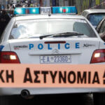 Αστυνομική κορδέλα και περιπολικό έξω από κρεοπωλείο στο Κιλκίς, τόπος δυστυχήματος.