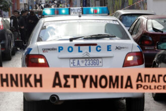 Αστυνομική κορδέλα και περιπολικό έξω από κρεοπωλείο στο Κιλκίς, τόπος δυστυχήματος.