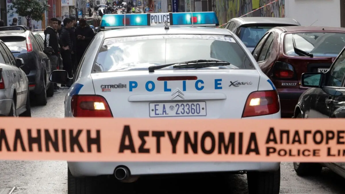 Αστυνομική κορδέλα και περιπολικό έξω από κρεοπωλείο στο Κιλκίς, τόπος δυστυχήματος.