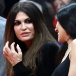 Η Κίμπερλι Γκιλφόιλ στο ΣΕΦ με σούπερ μίνι, αποθεώνει τον Σάσα Βεζένκοφ στον αγώνα Ολυμπιακού – Παρί