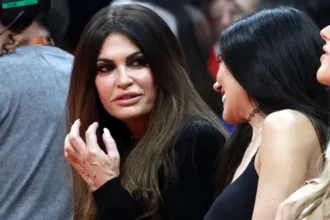 Η Κίμπερλι Γκιλφόιλ στο ΣΕΦ με σούπερ μίνι, αποθεώνει τον Σάσα Βεζένκοφ στον αγώνα Ολυμπιακού – Παρί