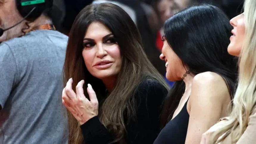 Η Κίμπερλι Γκιλφόιλ στο ΣΕΦ με σούπερ μίνι, αποθεώνει τον Σάσα Βεζένκοφ στον αγώνα Ολυμπιακού – Παρί