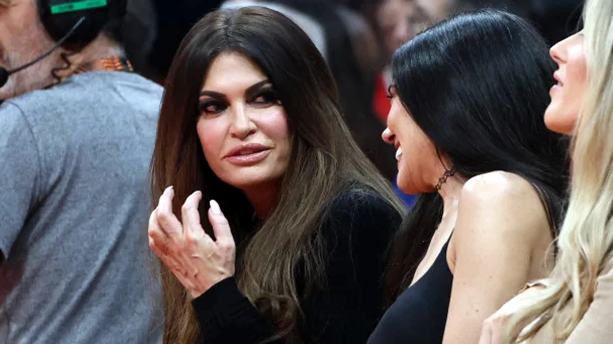 Η Κίμπερλι Γκιλφόιλ στο ΣΕΦ με σούπερ μίνι, αποθεώνει τον Σάσα Βεζένκοφ στον αγώνα Ολυμπιακού – Παρί