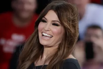 Η Κίμπερλι Γκίλφοϊλ, νέα πρέσβης των ΗΠΑ στην Ελλάδα, χαμογελαστή σε συνέντευξη για την αγάπη της στη χώρα μας