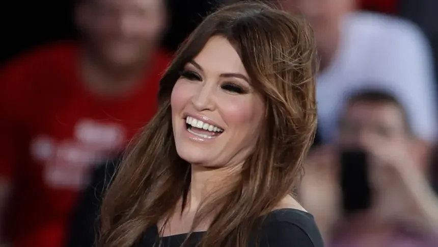 Η Κίμπερλι Γκίλφοϊλ, νέα πρέσβης των ΗΠΑ στην Ελλάδα, χαμογελαστή σε συνέντευξη για την αγάπη της στη χώρα μας