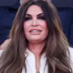 Η Κίμπερλι Γκιλφόιλ, Πρέσβης των ΗΠΑ, με κοντό μίνι φόρεμα, στις εξέδρες των επισήμων στο ΣΕΦ.