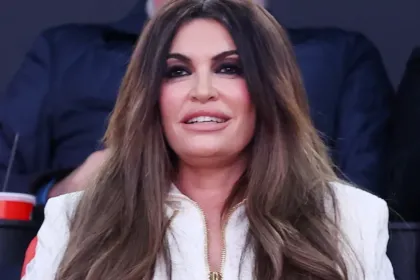 Η Κίμπερλι Γκιλφόιλ, Πρέσβης των ΗΠΑ, με κοντό μίνι φόρεμα, στις εξέδρες των επισήμων στο ΣΕΦ.