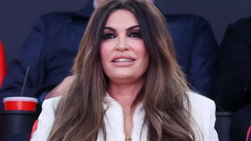 Η Κίμπερλι Γκιλφόιλ, Πρέσβης των ΗΠΑ, με κοντό μίνι φόρεμα, στις εξέδρες των επισήμων στο ΣΕΦ.