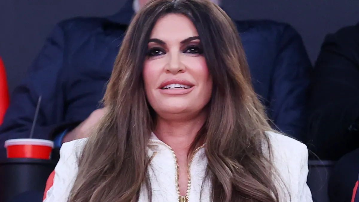 Η Κίμπερλι Γκιλφόιλ, Πρέσβης των ΗΠΑ, με κοντό μίνι φόρεμα, στις εξέδρες των επισήμων στο ΣΕΦ.