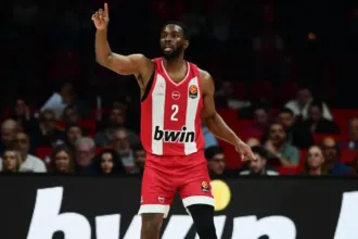 Ο Κίναν Έβανς τραυματίζεται ξανά στο ΣΕΦ σε αγώνα του Ολυμπιακού.