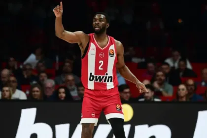 Ο Κίναν Έβανς τραυματίζεται ξανά στο ΣΕΦ σε αγώνα του Ολυμπιακού.