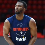 Ο Κίναν Έβανς σε ζέσταμα με τη φανέλα του Ολυμπιακού πριν το ντεμπούτο του