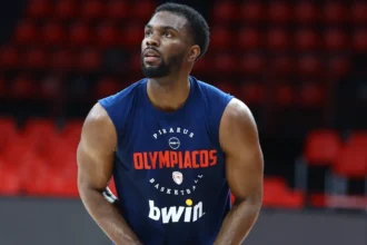 Ο Κίναν Έβανς σε ζέσταμα με τη φανέλα του Ολυμπιακού πριν το ντεμπούτο του