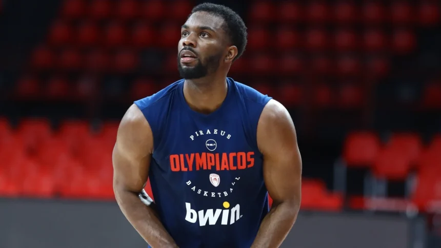 Ο Κίναν Έβανς σε ζέσταμα με τη φανέλα του Ολυμπιακού πριν το ντεμπούτο του