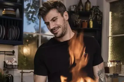 Ο Άκης Πετρετζίκης μαγειρεύει στο Kitchen Lab σε ζεστή τηλεοπτική κουζίνα