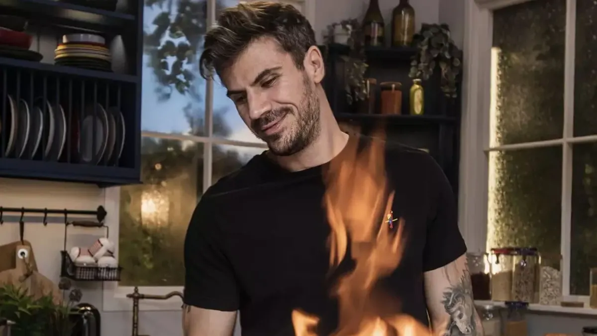 Ο Άκης Πετρετζίκης μαγειρεύει στο Kitchen Lab σε ζεστή τηλεοπτική κουζίνα