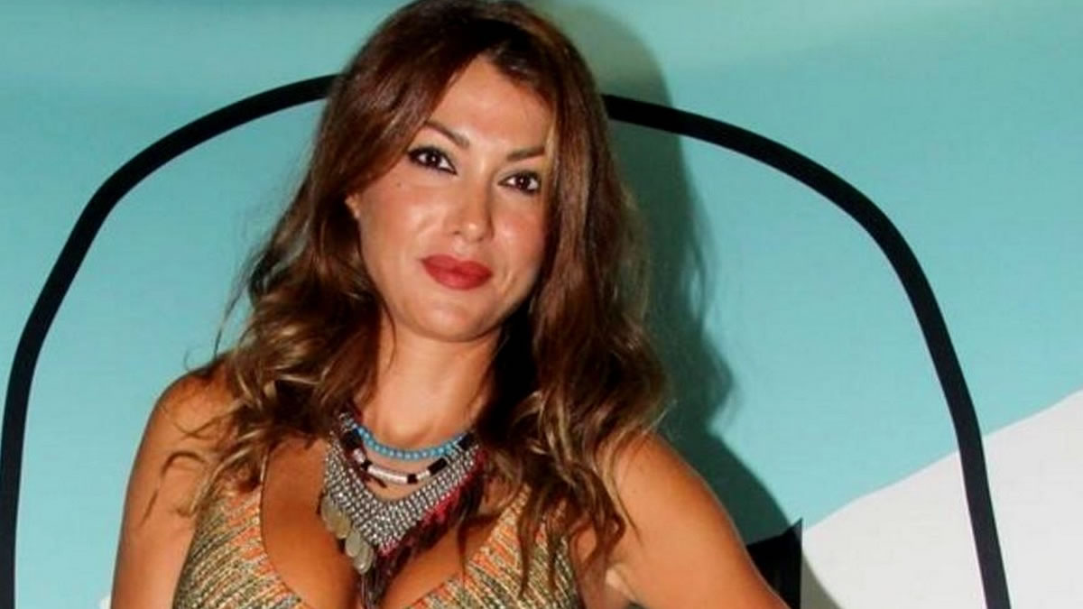 Κλέλια Ρένεση σε throwback φωτογραφία με μαγιό από γυρίσματα της «Μοντέρνας Οικογένειας»