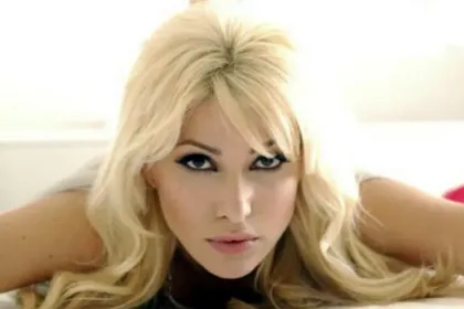 Κλέλια Ρένεση σε καθηλωτική φωτογράφιση