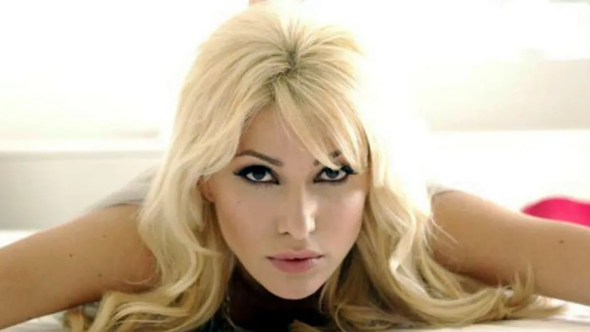 Κλέλια Ρένεση σε καθηλωτική φωτογράφιση