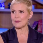 Η ηθοποιός Κωνσταντίνα Μιχαήλ σε πρόσφατη συνέντευξή της, όπου μίλησε για τη Μύκονο των 80s.