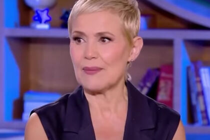 Η ηθοποιός Κωνσταντίνα Μιχαήλ σε πρόσφατη συνέντευξή της, όπου μίλησε για τη Μύκονο των 80s.