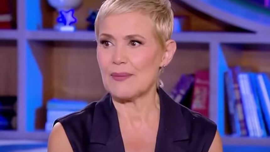 Η ηθοποιός Κωνσταντίνα Μιχαήλ σε πρόσφατη συνέντευξή της, όπου μίλησε για τη Μύκονο των 80s.