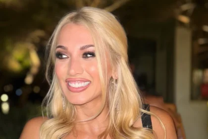 Κωνσταντίνα Σπυροπούλου σε εντυπωσιακή εμφάνιση στο The 2Night Show