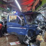 Φορτηγό που κατέληξε μέσα σε αγορά στη Νότια Κορέα μετά από ανεξέλεγκτη πορεία, με σωστικά συνεργεία στο σημείο.