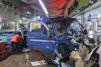 Φορτηγό που κατέληξε μέσα σε αγορά στη Νότια Κορέα μετά από ανεξέλεγκτη πορεία, με σωστικά συνεργεία στο σημείο.