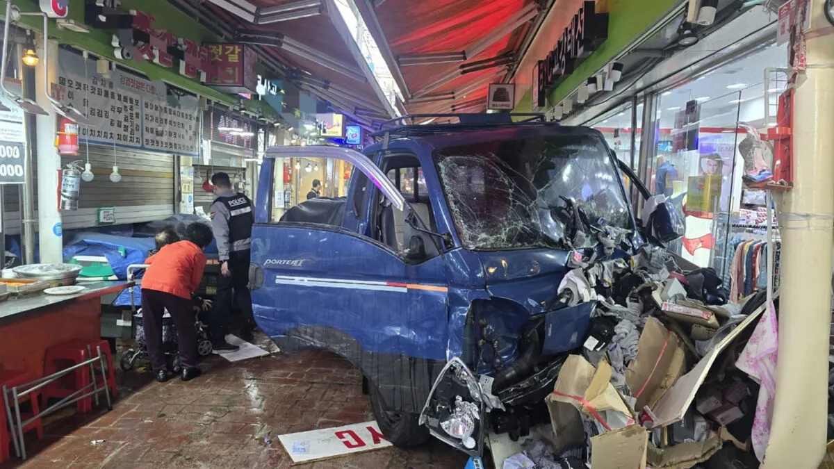 Φορτηγό που κατέληξε μέσα σε αγορά στη Νότια Κορέα μετά από ανεξέλεγκτη πορεία, με σωστικά συνεργεία στο σημείο.