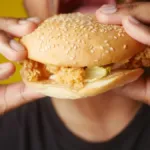 Ο 22χρονος Μάκης που πέθανε στο Κορωπί μετά από πνιγμό με μπέργκερ