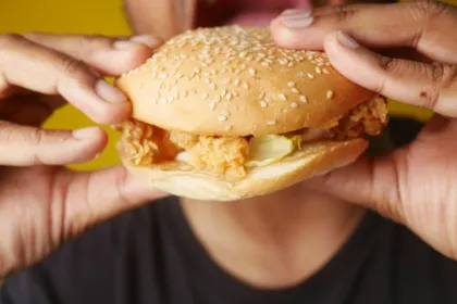 Ο 22χρονος Μάκης που πέθανε στο Κορωπί μετά από πνιγμό με μπέργκερ