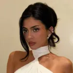 Η Kylie Jenner ποζάρει με λευκό ασύμμετρο gown σε μινιμαλιστικό φόντο