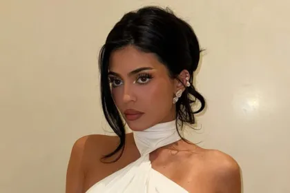 Η Kylie Jenner ποζάρει με λευκό ασύμμετρο gown σε μινιμαλιστικό φόντο