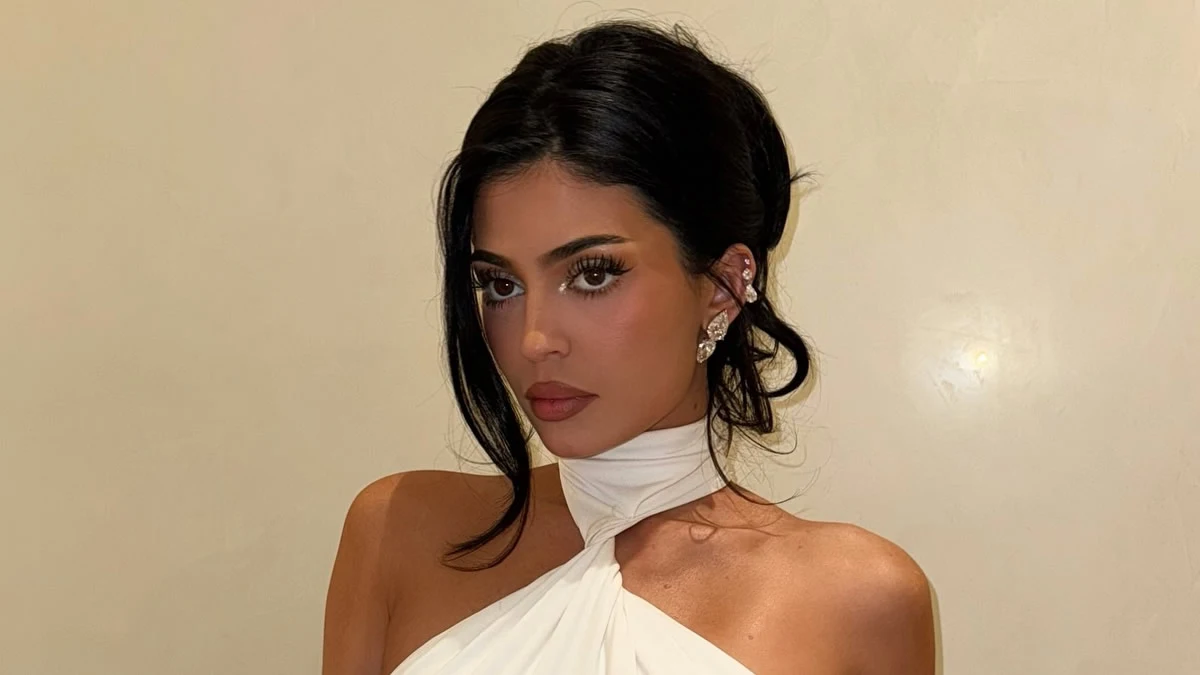 Η Kylie Jenner ποζάρει με λευκό ασύμμετρο gown σε μινιμαλιστικό φόντο