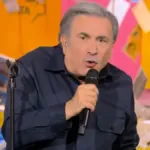 Λάκης Λαζόπουλος σε σκηνή σάτιρας στο MEGA σχολιάζοντας τον Γιώργο Λιάγκα και το viral περιστατικό με τη σημαία.